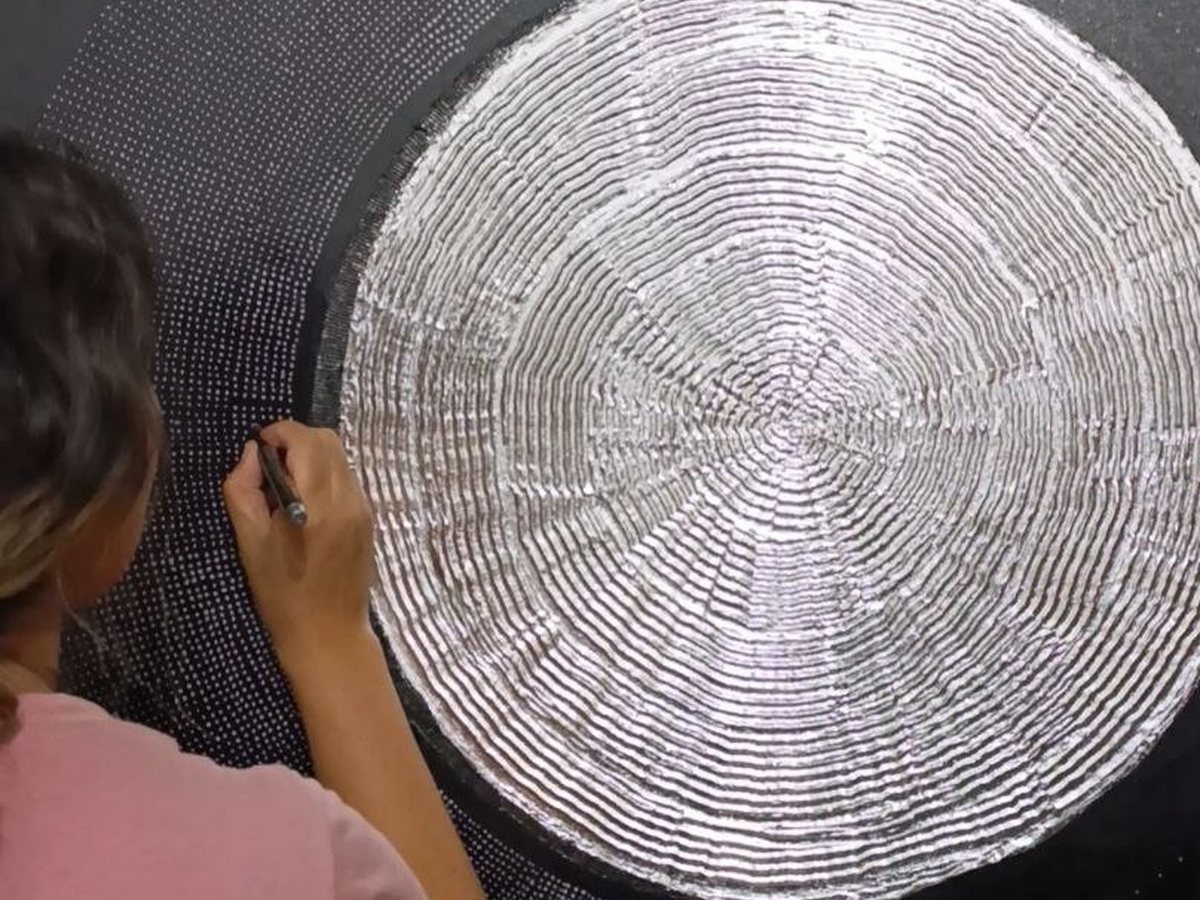 Placing the dots one by one around the silver circle